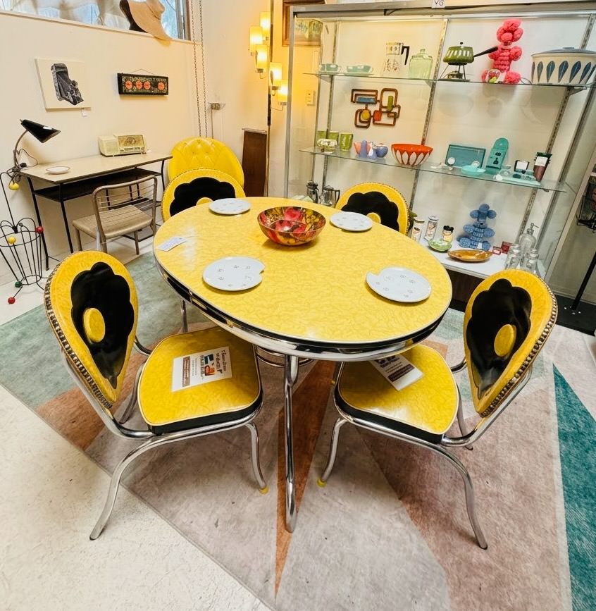 Yellow Cracked-Ice Formica and Chrome Table with Yellow Daisy Chairs in Antique Shop Booth